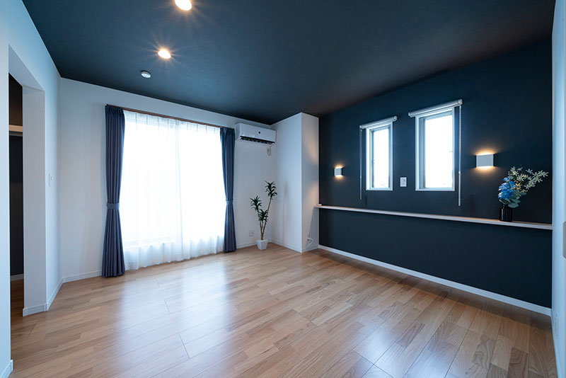 白と濃紺でコーディネートされた品のいいシックなデザインの寝室